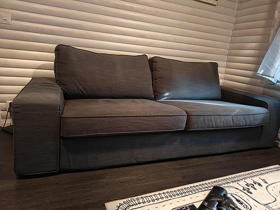 IKEA:n kolmen istuttava Kivik-sohva