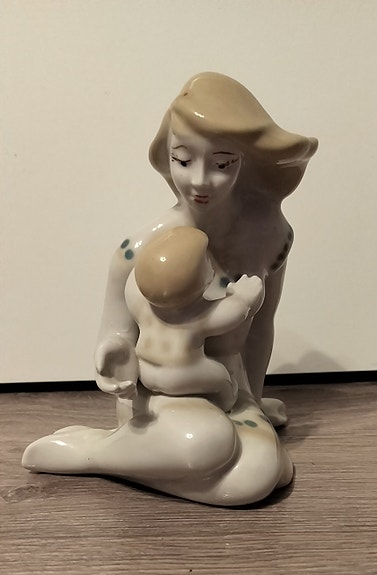 Äiti ja lapsi, posliinifiguuri.