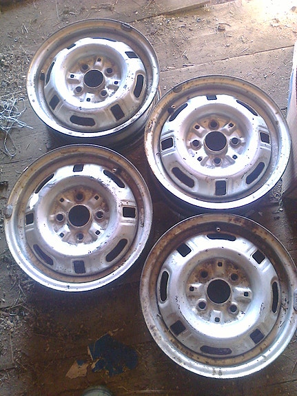 Auton vanteet 4 kpl varmaankin Toyotan