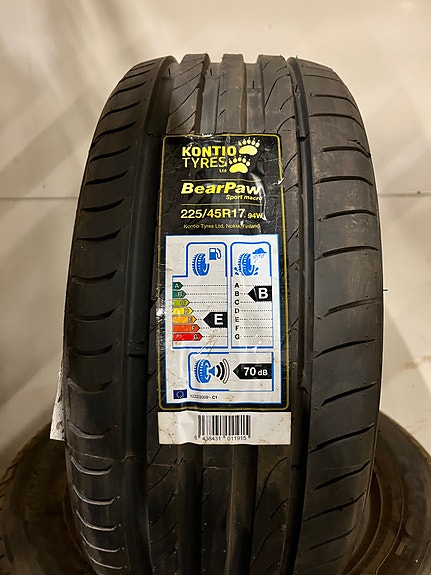 Myydään auton renkaita!