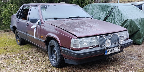 Myydään osina Volvo 940