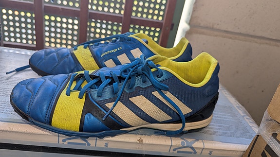 Adidas-jalkapallokengät.