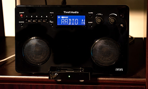 TIVOLI AUDIO iYiYi  MUSIC SYSTEM iPOD-TELAKKA RADIO | AUX 3,5mm