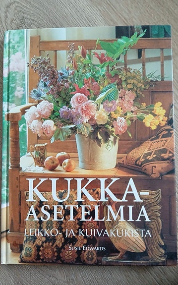 Kukka-asetelmia leikko- ja kuivakukista kirja