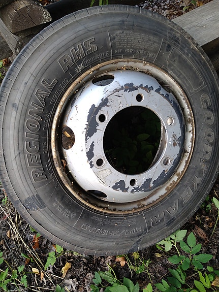 Kuorma-auton rengas R17,5