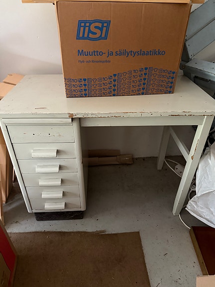 Vanha koulupöytä