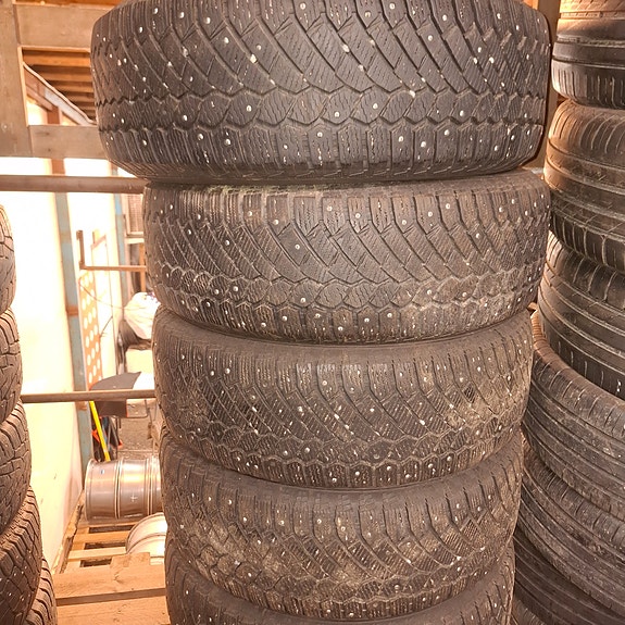 225/65R17 102T Continental IceContact 4x4 Käytetty nastarengas 5-6mm DOT-11 -13
