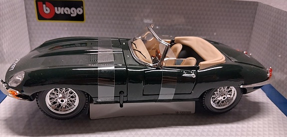 Pienoismalli Jaguar E 1961 avo  1/18
