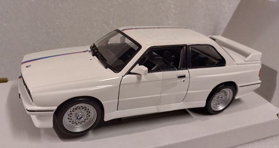 Pienoismalli BMW M3 (E30) 1988 valkoinen 1/24