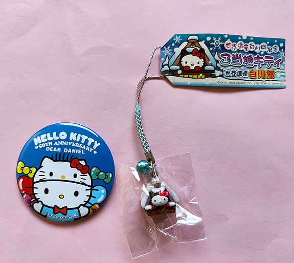 Hello kitty avaimenperä ja rintamerkki