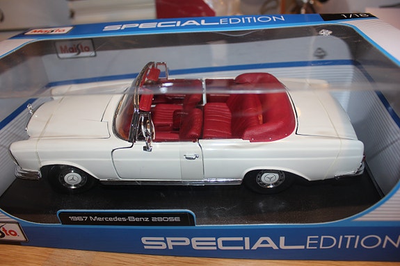 Pienoismalli Mercedes 280 SE W111 Cabriolet  1/18