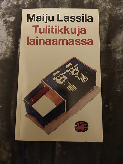 Marja-Leena Tulitikkua lainaamassa Kirja