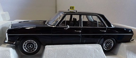 Pienoismalli Mercedes Taxi 200D W115  1/18