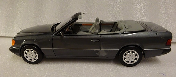 Pienoismalli Mercedes 300 CE A124 avo  1/18