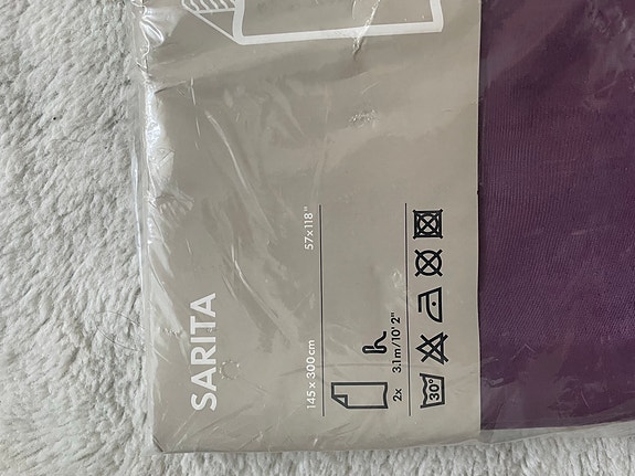 Kaksi kangasta verhoa varten, violetti