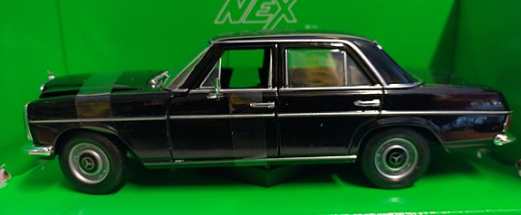 Pienoismalli Mercedes W115  musta  1/24