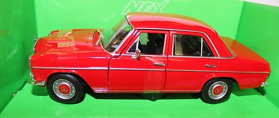 Pienoismalli Mercedes W115 punainen  1/24