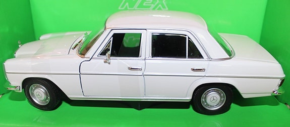 Pienoismalli Mercedes W115  valkoinen  1/24