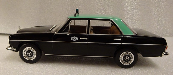 Pienoismalli Mercedes W115 200D Taxi  1/24