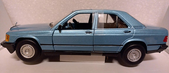 Pienoismalli Mercedes W201 190E 2,6 sininen   1/24