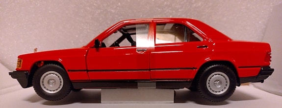 Pienoismalli Mercedes W201 190E 2,6 punainen   1/24