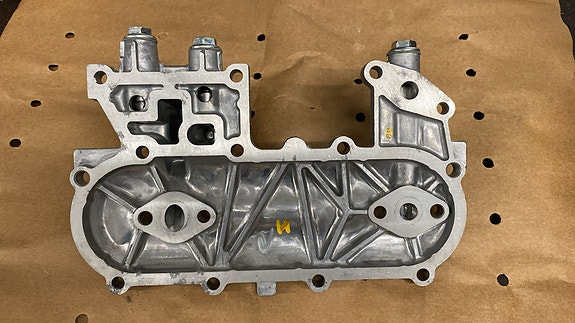 Toyota öljynsuodattimen jalka 15609-54012
