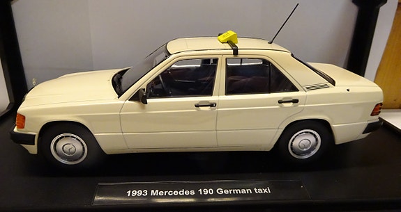 Pienoismalli Mercedes W201 Taxi   1/18