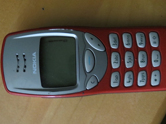 Nokia 3210 -matkapuhelin + tarvikkeet