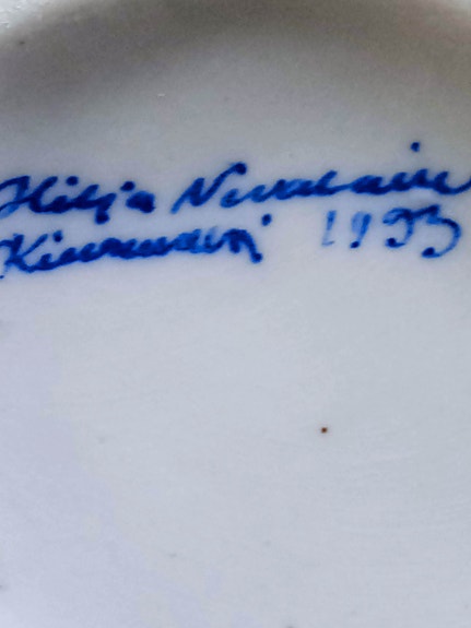 Maljakko sinivalkoinen kultareunainen