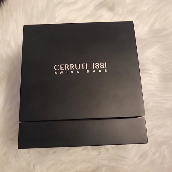 Viimeinen tarjous. Cerrutti design kello swiss Made alkuperäisessä laatikoissa