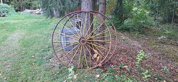 Metalliset isot ja suorat renkaat (20-luku?)