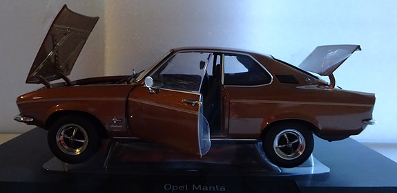 Pienoismalli Opel Manta A  1/18
