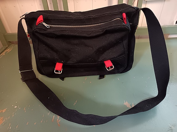 Retro Marimekon olkalaukku, musta/punainen