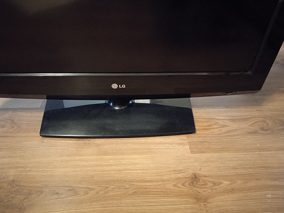 TV- jalusta kääntyvä LG