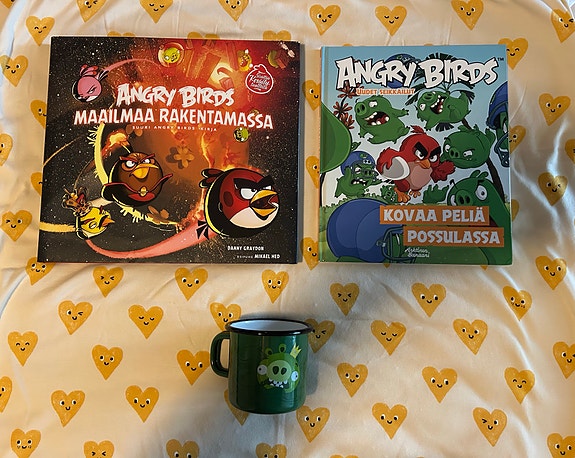 Angry Birds 2 kpl kirjaa  ja Muurlan possu-muki