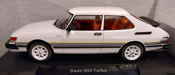 Piienoismalli Saab 900 Turbo valkoinen  1/18
