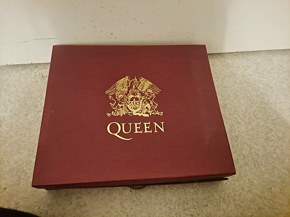 Queen live at the rainbow box