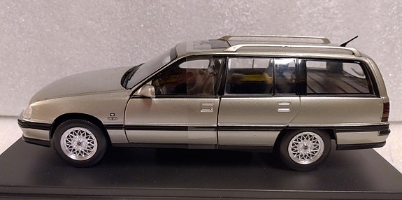 Pienoismalli Opel Omega A2 Caravan  1/24