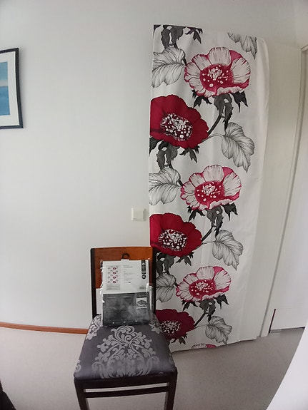 Vallila Flamenco, punaiset kukat valkoisella pohjalla, 2 verhoa yht.50e