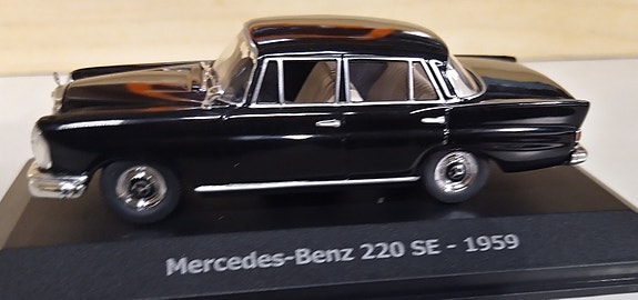 Pienoismalli Mercedes 220  W111  1/43