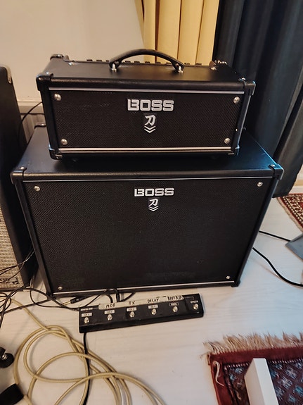 Boss Katana MK2 kitara vahvistin ja 2x12 kaiutinkaappi