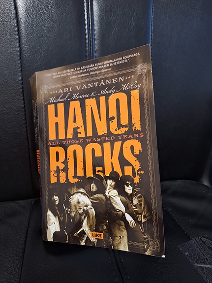 Myydään Hanoi Rocks All those wasted years kirja