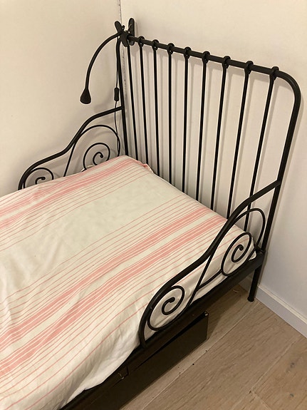 Ikea Minnen sänky mustana (vanhempi muoto)