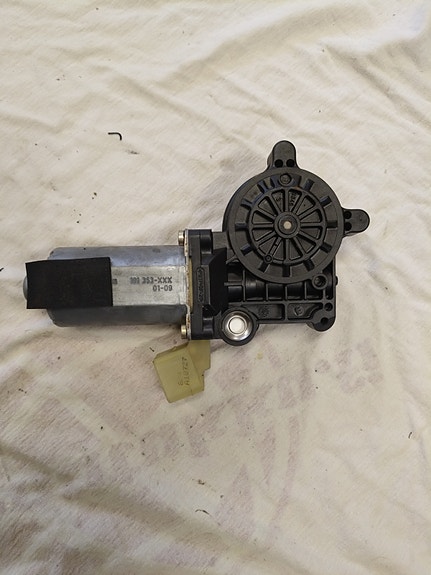 Kuskin lasinnostimen moottori Volvo V70 mk2