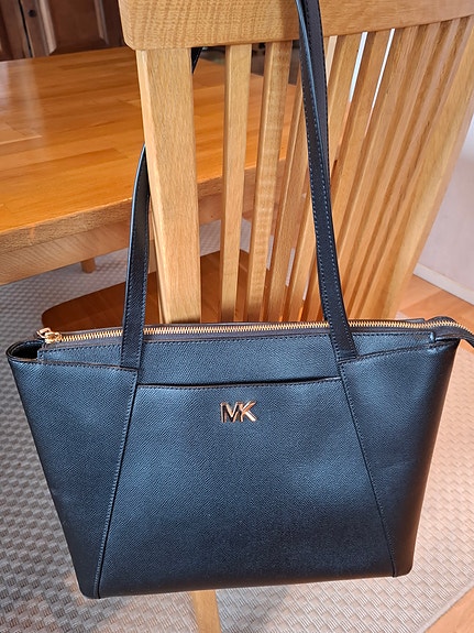 Michael Kors Maddie medium musta