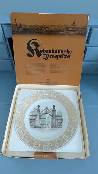 Royal Copenhagen Kuningattaren Portti Seinälautanen (1977, Alk. Paketissa)