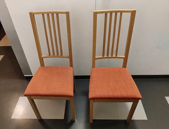 2x skandinaavista ruokapöydän tuolia / 2x Scandinavian dining chairs