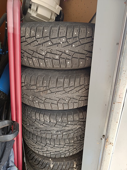 Audi 16" alkuperäisvanteet nastarenkailla