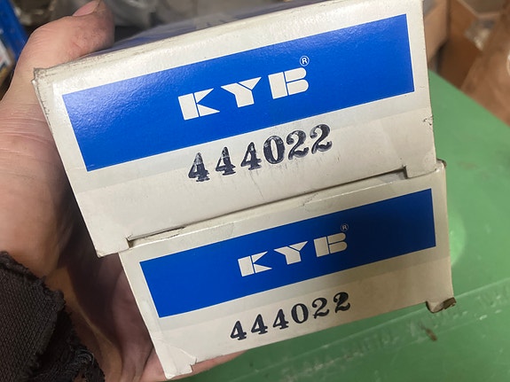 Toyota Hiace/Mitsubishi L300 Etuiskarit KYB 67-94