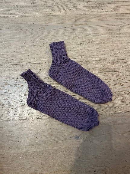 käsin neulotut villasukat 24 cm violetti